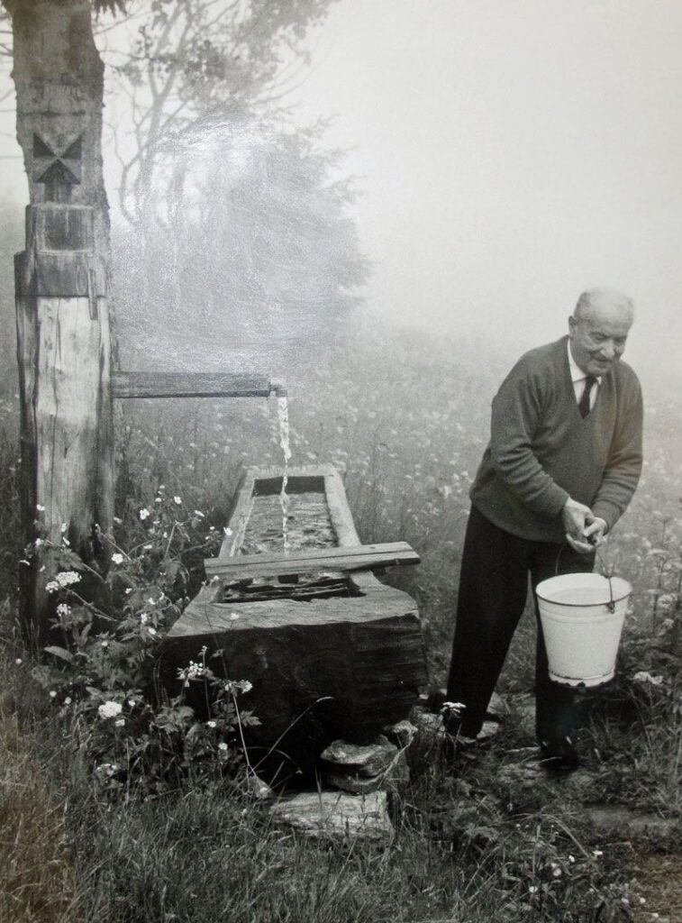 Martin Heidegger llevando agua de la fuente que construyó con sus manos junto a su cabaña en Todtnauberg